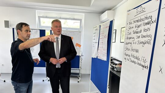 Bürgermeister Marco Weißer informierte den Ministerpräsidenten im Rathaus über die Schadenslage in der Verbandsgemeinde Höhr-Gre