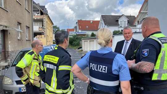 Tief betroffen: Ministerpräsident Gordon Schnieder (CDU) hat sich am Donnerstag die immensen Schäden in Höhr-Grenzhausen angesch Tief betroffen: Ministerpräsident Gordon Schnieder (CDU) hat sich am Donnerstag die immensen Schäden in Höhr-Grenzhausen angesch