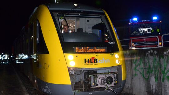 Der zwischen Montabaur und Dernbach feststeckende Nahverkehrszug hat unbeschadet den Bahnhof Wirges erreicht.