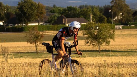 David Simon beim Rad-Training in der heimischen Eifel. Am 10. Oktober steht für den Bücheler die Ironman-Weltmeisterschaft in Ha