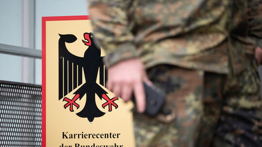 In sogenannten Karrierecentern der Bundeswehr wird die Qualifikation von Bewerbern für den Militärdienst geprüft. In Koblenz sol In sogenannten Karrierecentern der Bundeswehr wird die Qualifikation von Bewerbern für den Militärdienst geprüft. In Koblenz sol