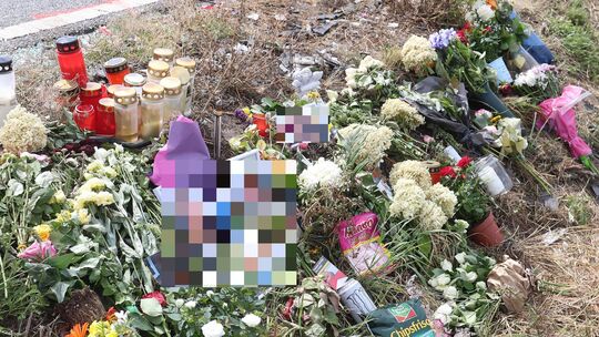 An der Unfallstelle bei Linkenbach haben Trauernde Blumen, Kerzen und persönliche Dinge für die Unfallopfer niedergelegt.