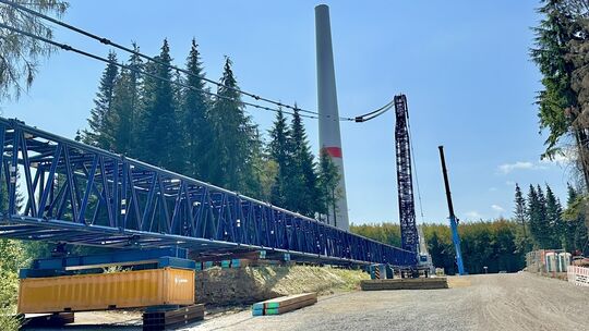 Die Ausmaße des Krans, mit dessen Hilfe die Windräder im Windpark Haiderbachhöhe errichtet werden, sind gigantisch. Die Ausmaße des Krans, mit dessen Hilfe die Windräder im Windpark Haiderbachhöhe errichtet werden, sind gigantisch.
