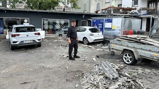 Suat Demirtas hat sechs Kunden erklären müssen, dass ihre Autos durch den Sturm zerstört wurden. "Das waren keine leichten Telef