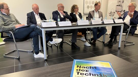 Gastgeber des Pressegesprächs zur bevorstehenden Nacht der Technik war die Firma ATM Qness in Mammelzen. Mit dabei (von links):