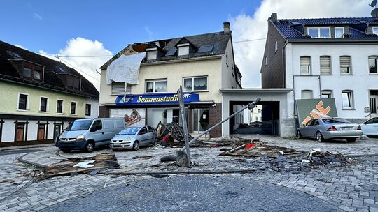Höhr-Grenzhausen. Viele Dächer sind teils ganz oder teilweise zerstört worden. Höhr-Grenzhausen. Viele Dächer sind teils ganz oder teilweise zerstört worden.