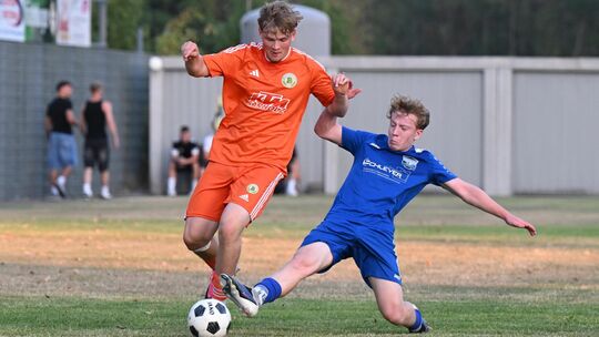 Niederroßbachs Lasse Elias Theis (in Orange im Zweikampf mit Weitefelds Benjamin Becker) und seine Mitspieler werden sich auch i