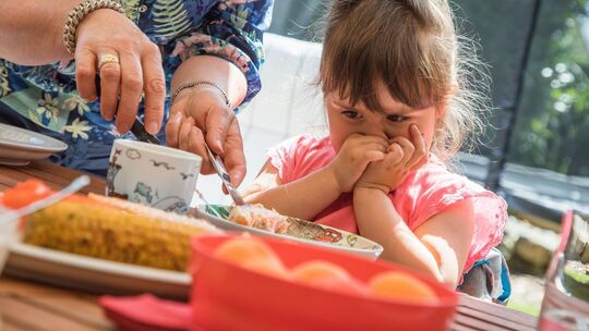 Kind verzieht beim Essen das Gesicht Kind verzieht beim Essen das Gesicht