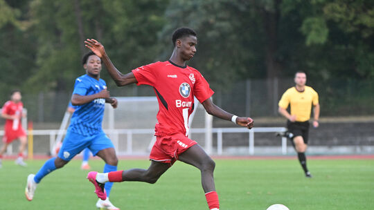 Ebrima Demba (rotes Trikot) stürmte gegen den FCEK gemeinsam mit Almir Porca. Dieses Mal wird Demba auf seinen Sturmpartner verz Ebrima Demba (rotes Trikot) stürmte gegen den FCEK gemeinsam mit Almir Porca. Dieses Mal wird Demba auf seinen Sturmpartner verz