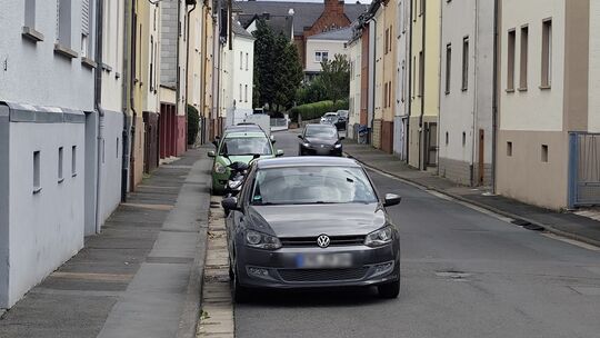 Wegen der vielen geparkten Fahrzeuge ist es für Autofahrer in der Brückenstraße nicht immer einfach, den Überblick zu behalten.