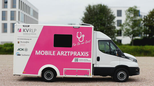 Die Mobile Arztpraxis der KV RLP kommt zunächst für drei Monate einmal pro Woche auf den Parkplatz der Stadtverwaltung Idar-Ober