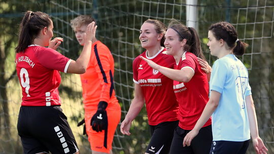 Nach einem Jahr Verletzungspause kann Laura Rode (links) ab sofort wieder Tore mit ihren Holzbacher Offensivkolleginnen Kim Tann