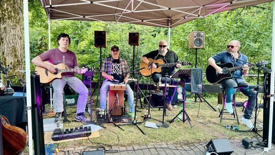 Die „Village Blues“-Band gastierte im Rahmen ihrer Jubiläumstour bei bestem Spätsommerwetter an der Weiherschleife.