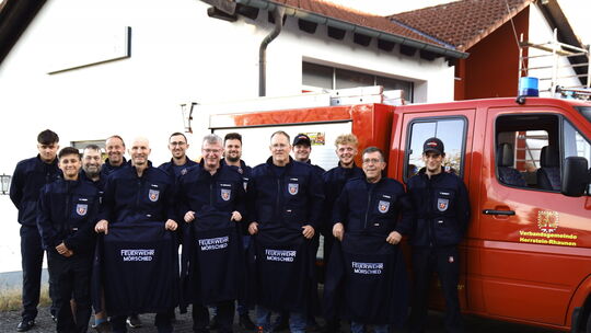 Pünktlich zum Fototermin mit der Freiwilligen Feuerwehr Mörschied gab es die neuen Uniformen, welche die Brandschützer stolz prä