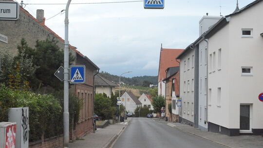 Dem Wunsch von Ortsvorsteherin Birgit Ensminger-Busse für die Schlossgartenstraße in Ebernburg eine Geschwindigkeitsreduzierung