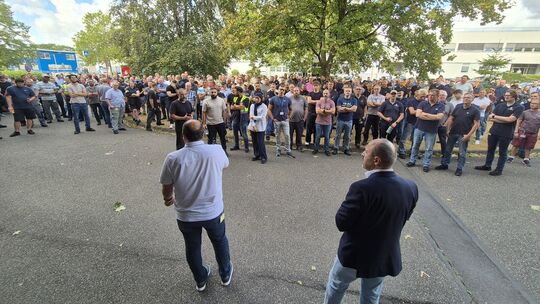 Mehrere Hundert Beschäftigte am Koblenzer ZF-Standort machten ihrem Unmut Luft.