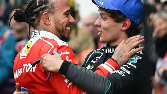 Lewis Hamilton (l) und Kimi Antonelli Lewis Hamilton (l) und Kimi Antonelli