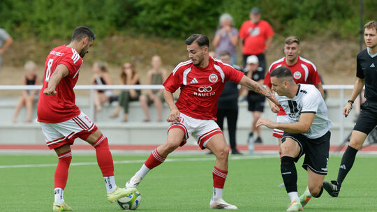Im ersten Heimspiel gewann Anadolu Koblenz (links Volkan Karaman, in der Mitte Tanyel Reinhardt-Yilmaz) mit 5:4 gegen den Ahrwei