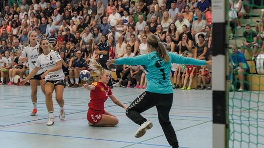 Am 31. August 2019 spielte die HSG Hunsrück (weiße Trikots) um (von links) Victoria Hoemann, die jetzige Vorständlerin Annika Gr