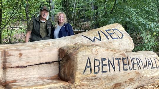 Klaus und Claudia Koch machen mit Geldern aus ihrer Stiftung die Errichtung eines Abenteuerwaldes am Ortsausgang von Wied möglic Klaus und Claudia Koch machen mit Geldern aus ihrer Stiftung die Errichtung eines Abenteuerwaldes am Ortsausgang von Wied möglic