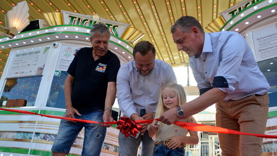 Mit Hilfe von Schaustellerchef Ralf Leonhard (links) und Jahrmarktsbürgermeister Mirko Helmut Kohl (rechts), sowie Papa Willi K