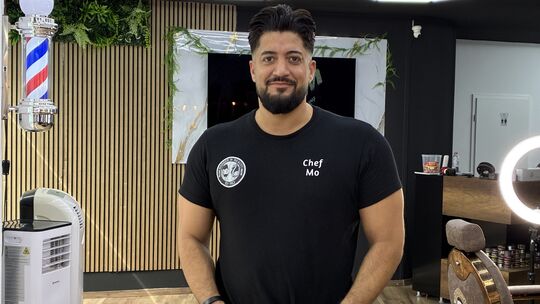 „Chef Mo“ steht auf seinem Shirt: Mohaned Al-Kaissi leitet den Barber-Shop in der Teichstraße 9a in Koblenz-Güls. Ab Mitte Septe