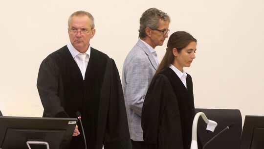 Wie der Vorsitzende Richter Rupert Stehlin (links) am Donnerstag bekannt gab, stehen im Verfahren gegen den 81-jährigen Angekla