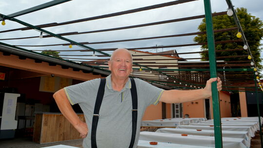 Wo bisher die Sitzplätze mittels Planen überspannt waren, blickt Rolf Lichtenberg zum Himmel und zu den Wolken, die hoffentlic