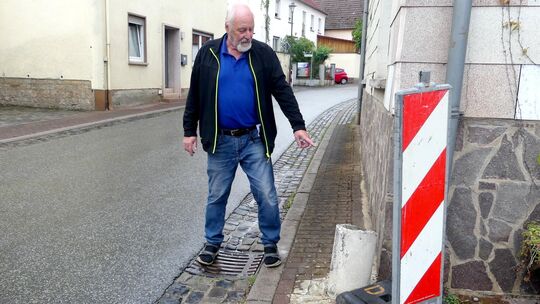 Auch den Poller, der die Hausecke in Abtweilers Hauptstraße schützen sollte, hat ein Lkw beim Rangieren erwischt. Ortsbürgermeis