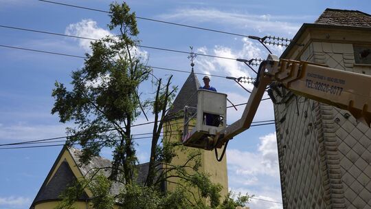 Reparaturarbeiten an einer Freileitung in Berod b. W.: Inzwischen sind alle Störungen im Mittelspannungsnetz behoben. Reparaturarbeiten an einer Freileitung in Berod b. W.: Inzwischen sind alle Störungen im Mittelspannungsnetz behoben.