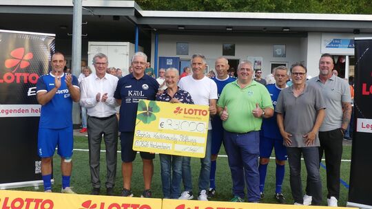 Monika Sauer, Präsidentin des Sportbundes Rheinland, freute sich mit Spielern und Verantwortlichen der Lotto-Elf und des TuS Hac