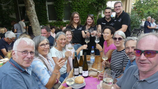 Zusammen mit den Weinrebellen (hinten) genießen diese Gäste den Abend im Weingut Gemünden.