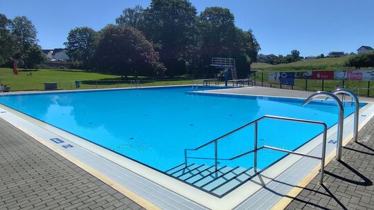 Am Pfingstsamstag kam es im Freibad Birlenbach zu einem Badeunfall, an dessen Folgen ein 11-jähriger Junge verstarb.