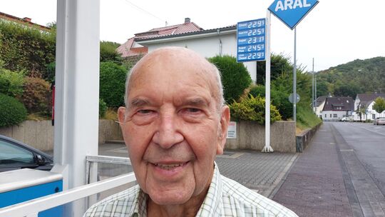 Der 90 Jahre alte Peter Menzenbach arbeitet seit den 1950er-Jahren in der familiengeführten Tankstelle an der Wiedtalstraße in N