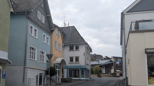 Die Stadt Nastätten möchte im Zuge des Ausbaus der Poststraße auf der linken Seite einen barrierefreien Gehweg schaffen. Weil di