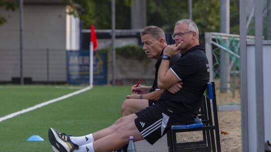 Binningens Coach Lars Lauber (vorne) und sein Co-Trainer Jürgen Castor würden sich am Sonntag gerne die ersten Punkte „eintragen Binningens Coach Lars Lauber (vorne) und sein Co-Trainer Jürgen Castor würden sich am Sonntag gerne die ersten Punkte „eintragen