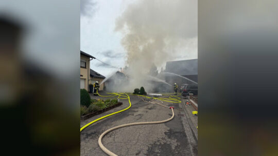Über 90 Feuerwehrkräfte sind am Freitagnachmittag in Niederroßach im Einsatz, um den Brand in einem Einfamilienhaus zu löschen. Über 90 Feuerwehrkräfte sind am Freitagnachmittag in Niederroßach im Einsatz, um den Brand in einem Einfamilienhaus zu löschen.