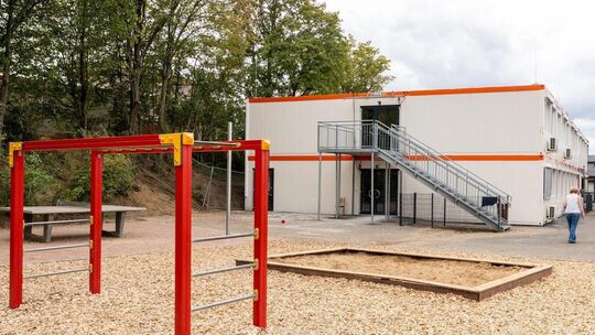 Bis voraussichtlich zu den Sommerferien 2028 werden die Kinder der Grundschule St. Walburgis in Leubsdorf in Containern unterric