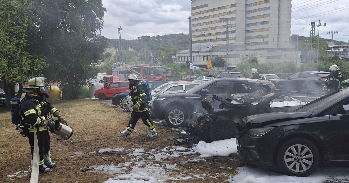 Firefighters arrive quickly: Three cars burn out in Koblenz's old town ...