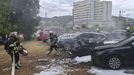 Drei Autos gerieten unweit des Saarplatzes in Brand. Die Feuerwehr war sofort an Ort und Stelle.