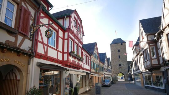 Aufgrund vieler versiegelter Flächen heizt sich die Innenstadt von Ahrweiler an heißen Tagen stark auf – etwa der Bereich rund u