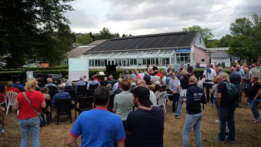 Über 150 Menschen hatten sich im Wiedtalbad versammelt, um die neuen Pläne mit VG-Chef Pierre Fischer zu diskutieren.
