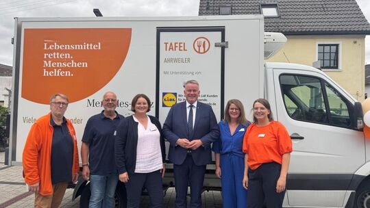 Grund zum Feiern hatten unter anderem die Ehrenamtler Kuno Herchenbach und Ralf Eggert, Caritas-Direktorin Christiane Böttcher,