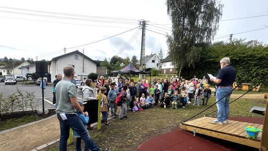Zahlreiche Interessierte und Ehrengäste wohnten der Spielplatzeröffnung bei. Zahlreiche Interessierte und Ehrengäste wohnten der Spielplatzeröffnung bei.