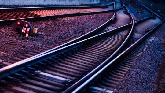 Schienen schlängeln sich durch ein Gleisbett (Symbolfoto). Wegen Arbeiten muss die Pellenzbahn wieder ausfallen. Schienen schlängeln sich durch ein Gleisbett (Symbolfoto). Wegen Arbeiten muss die Pellenzbahn wieder ausfallen.