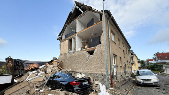 In Höhr-Grenzhausen hat es laut Meteorologe Björn Goldhausen definitiv einen Tornado gegeben bei dem Unwetter am Mittwochabend. In Höhr-Grenzhausen hat es laut Meteorologe Björn Goldhausen definitiv einen Tornado gegeben bei dem Unwetter am Mittwochabend.