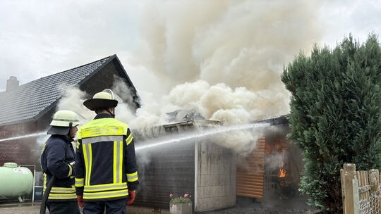 Rund 130 Kräfte der Feuerwehr waren am Freitag in Niederroßbach im Einsatz. Rund 130 Kräfte der Feuerwehr waren am Freitag in Niederroßbach im Einsatz.