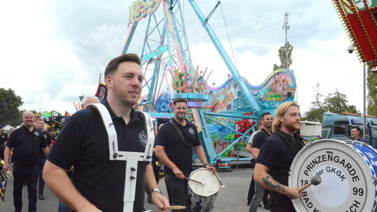 Musikalisch umrahmt wurde der Festzug über den Jahrmarkt von der Prinzengarde.