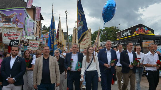 Mit den Fahnen der einzelnen Schaustellerverbande zog der Festumzug mit Ministerpräsident Gordon Schnieder über den Festplatz. Mit den Fahnen der einzelnen Schaustellerverbande zog der Festumzug mit Ministerpräsident Gordon Schnieder über den Festplatz.