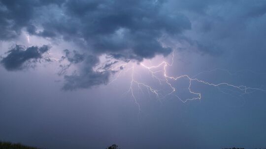 Ein Blitz zuckt bei einem Sommergewitter am abendlichen Himmel. Für den Kreis Ahrweiler gab es am Freitagabend erneut eine Unwet Ein Blitz zuckt bei einem Sommergewitter am abendlichen Himmel. Für den Kreis Ahrweiler gab es am Freitagabend erneut eine Unwet